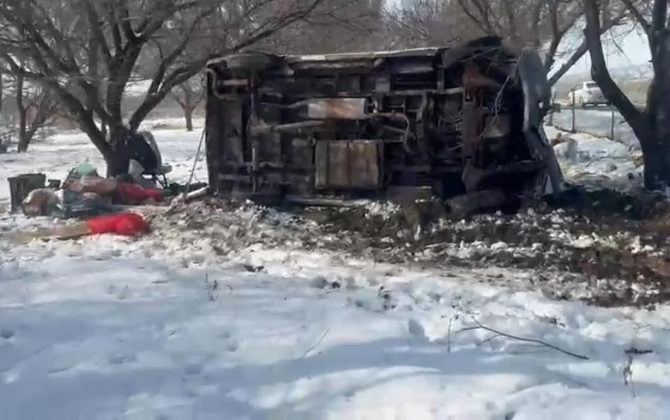 Kontrolden çıkan minibüs kayısı bahçesine uçtu