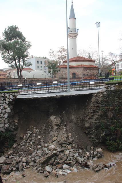 MANİSA'DA KÖPRÜ YIKILDI, DERE YATAKLARINDA HEYELAN OLDU MANİSA'DA ETKİLİ OLAN SAĞANAK YAĞIŞLAR SONRASI İKİ MAHALLE ARASINDA ULAŞIMI SAĞLAYAN KÖPRÜ YIKILDI TARİHİ ÇAYBAŞI DERESİNDE DE TOPRAK KAYMASI YAŞANIRKEN, BELEDİYE EKİPLERİ TEDBİR ALDI