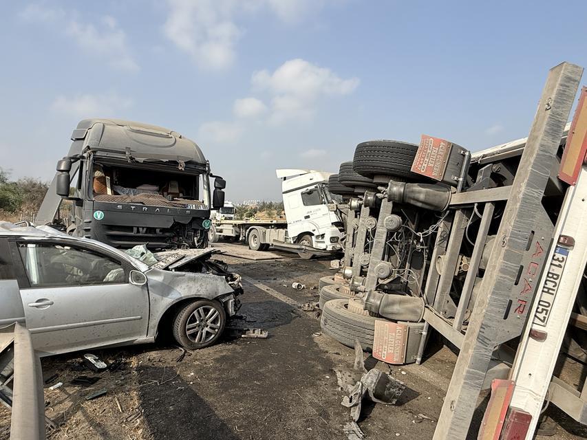 OTOYOLDA TIR KARŞI ŞERİDE GEÇTİ, ORTALIK SAVAŞ ALANINA DÖNDÜ:1 ÖLÜ, 2 YARALI