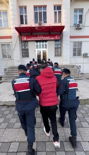 Yurt dışına kaçmak isterken yakalanan 5 kişi tutuklandı