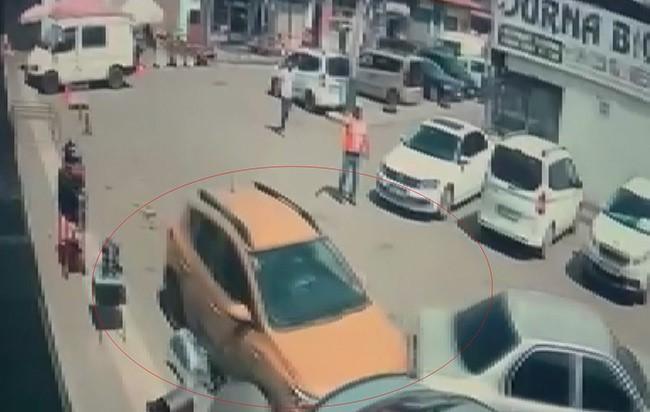 Direksiyon başında rahatsızlanan sürücü 6 araca çarptı: Kaza anı kamerada