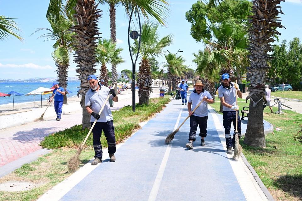 Kuşadası’nda sahil ve yürüyüş yollarında kapsamlı bakım çalışması
