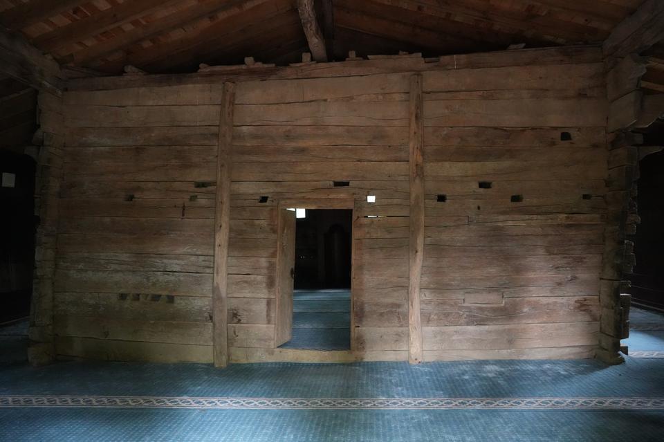 7 ASIRDIR AYAKTA: TEK BİR ÇİVİSİ BİLE YOK BU CAMİDE USTALIK DETAYLARDA GİZLİ "GECELERİ BURADA IŞIKLARIN YANDIĞINI GÖRENLER VAR. İÇERİDE BİR ŞEYLERİN OLDUĞUNU BİZ DE HİSSEDİYORUZ"