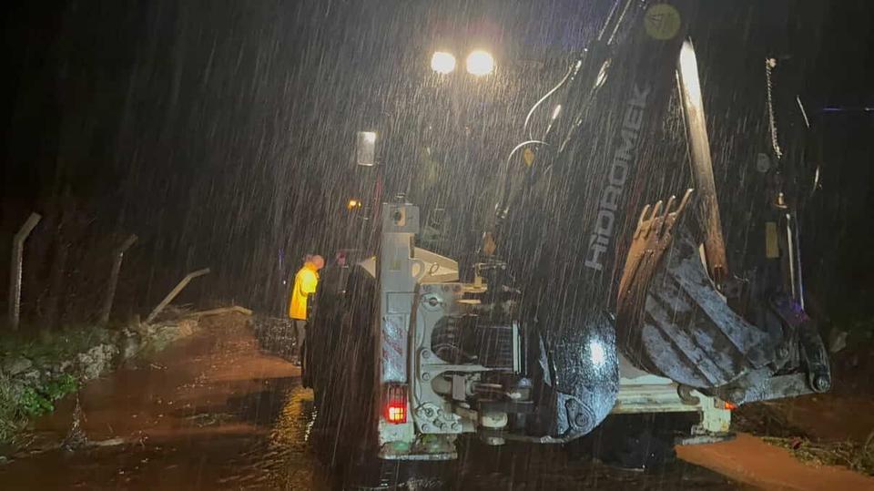 Sağanak yağışta yollar dereye döndü