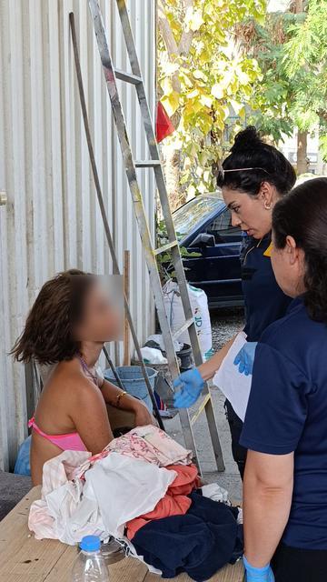 POLİS EKİPLERİNİN TRAFİKTEKİ BİKİNİLİ GENÇ KADINLA İMTİHANI ÜZERİNE TİŞÖRT GİYMESİ SÖYLENİNCE ÇILGINA DÖNDÜ, 'NİYE GİYECEKMİŞİM, TURİSTİM BEN' DİYE TEPKİ GÖSTERDİ MERSİN'DEKİ OĞLUNUN YANINA GİTMEK İSTEDİĞİNİ ANCAK UÇAK, OTOBÜS VE TAKSİLERİN KENDİSİNİ ALMADIĞINI İLERİ SÜREN GENÇ KADIN, POLİS EKİPLERİNE ZOR ANLAR YAŞATTI GENÇ KADIN, POLİS OTOSUYLA OTOGARA GÖTÜRÜLEREK OTOBÜSE BİNDİRİLDİ