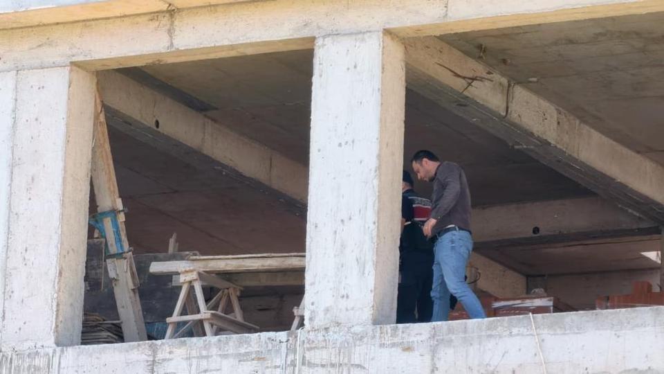Oğlunun gözü önünde 4. kattan düştü