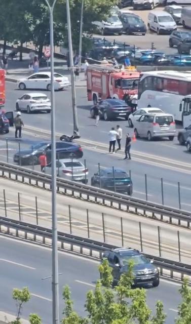 Direksiyon hakimiyetini kaybeden sürücü yan yoldan anayola uçtu