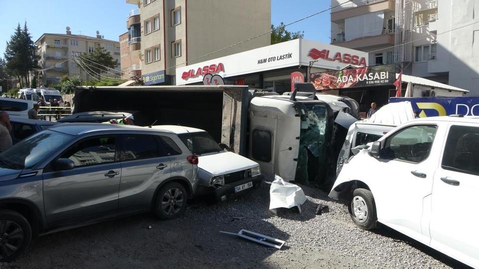 Freni patlayan hafriyat kamyonu dehşet saçtı: 5 yaralı
