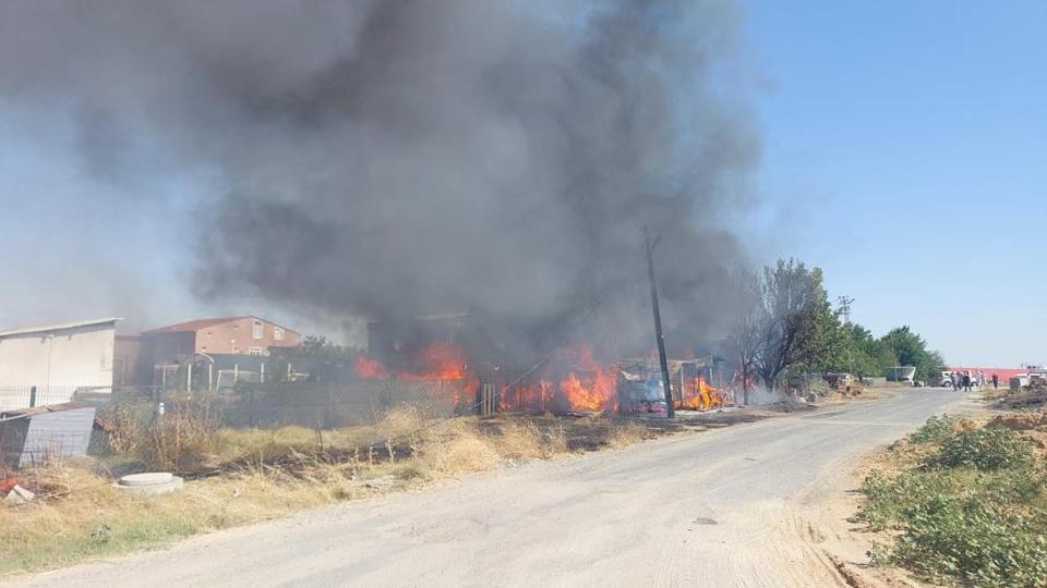 Çiftlik deposu alev alev yandı