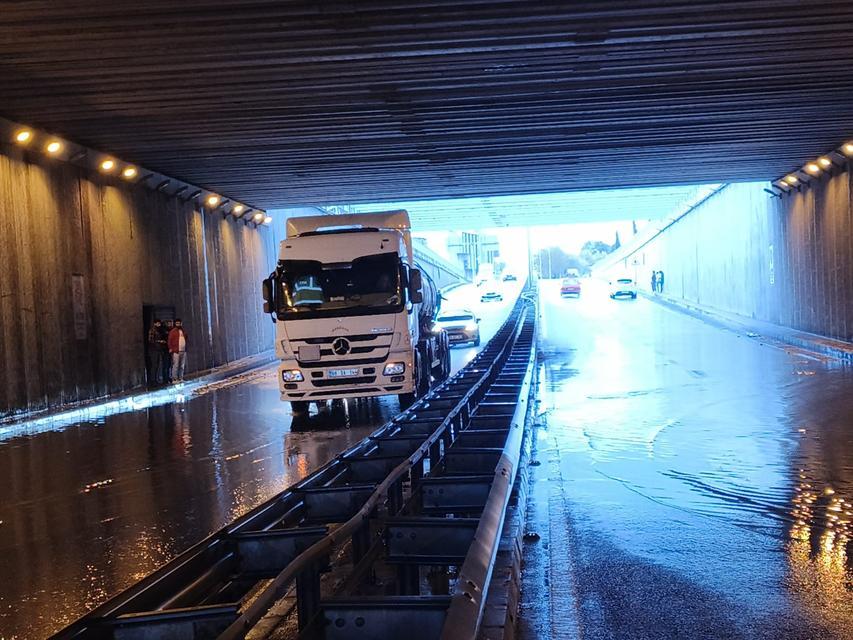 YAĞIŞ KAZALARI DA BERABERİNDE GETİRDİ