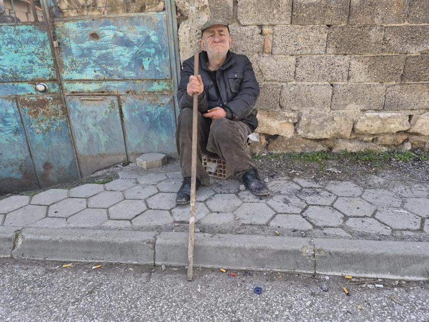 Düşme sonrası hayatı kabusa döndü: Tek başına yaşayan yaşlı adam yardım istiyor