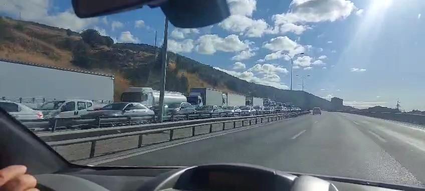 Tır devrildi: Trafik felç oldu