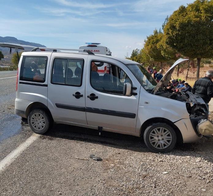 Otomobil ile hafif ticari araç çarpıştı: 3 yaralı