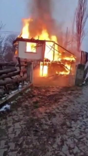 İki katlı köy evi yanarak kül oldu