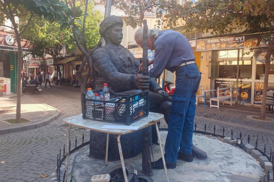 Efeler'de Danışmentli İsmail Efe'nin heykeli onarıldı