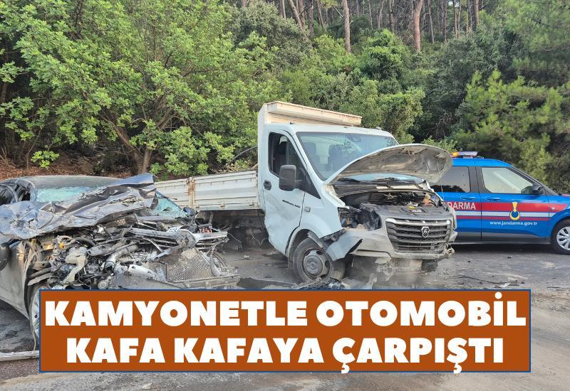 Kamyonetle otomobil kafa kafaya çarpıştı