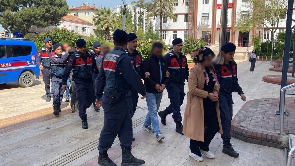 KAÇAK ÜRETİM ÇİFTLİĞİ ORTAYA ÇIKTI: 5 BİN KANATLI HAYVAN İTLAF EDİLDİ EKİPLERE DİRENEN 5 ŞÜPHELİ GÖZALTINA ALINDI GÖZALTINA ALINAN ŞÜPHELİLER: "TEK SUÇUMUZ CİVCİV SATMAK, CİVCİV BARONLARINI YAKALIYORLAR"