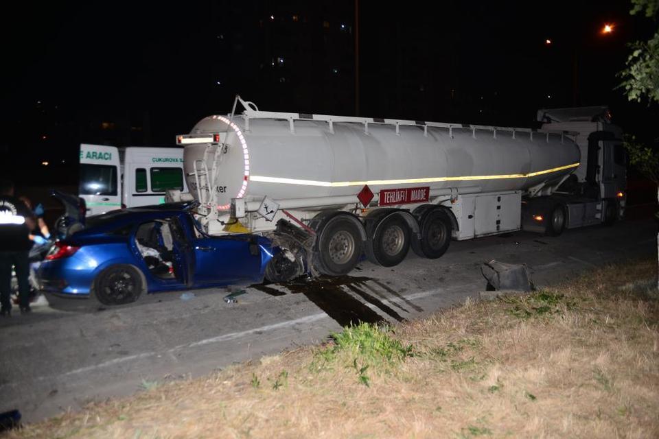 Otomobil tıra çarptı: 1 ölü, 2 yaralı
