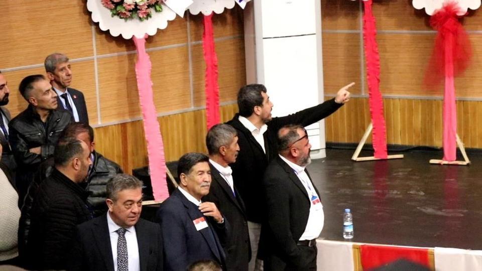 CHP İl Kongresi'nde "etek" krizi