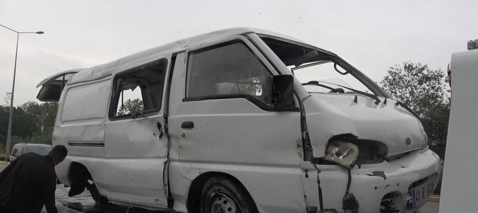 Kaygan zeminde kontrolden çıkan minibüs devrildi: 1 yaralı