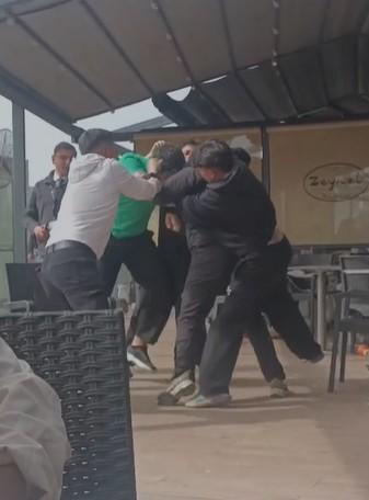 Tartıştığı yaşıtını darbeden çocuk kamerada