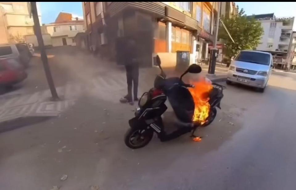 Motosiklet alev topuna döndü, vatandaş vileda kovasıyla müdahale etti