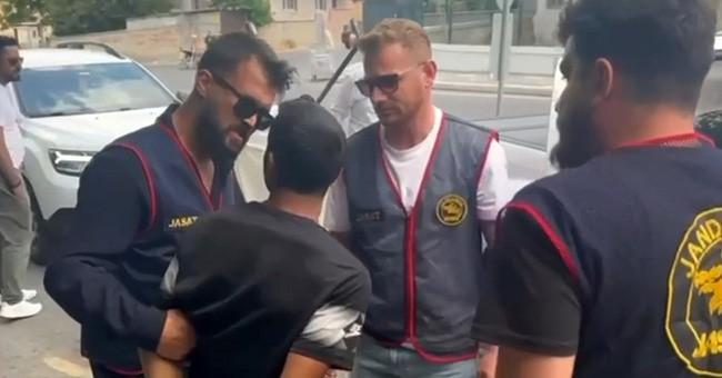 Denize giren vatandaşın motosikleti çalındı, 2 kişi gözaltına alındı