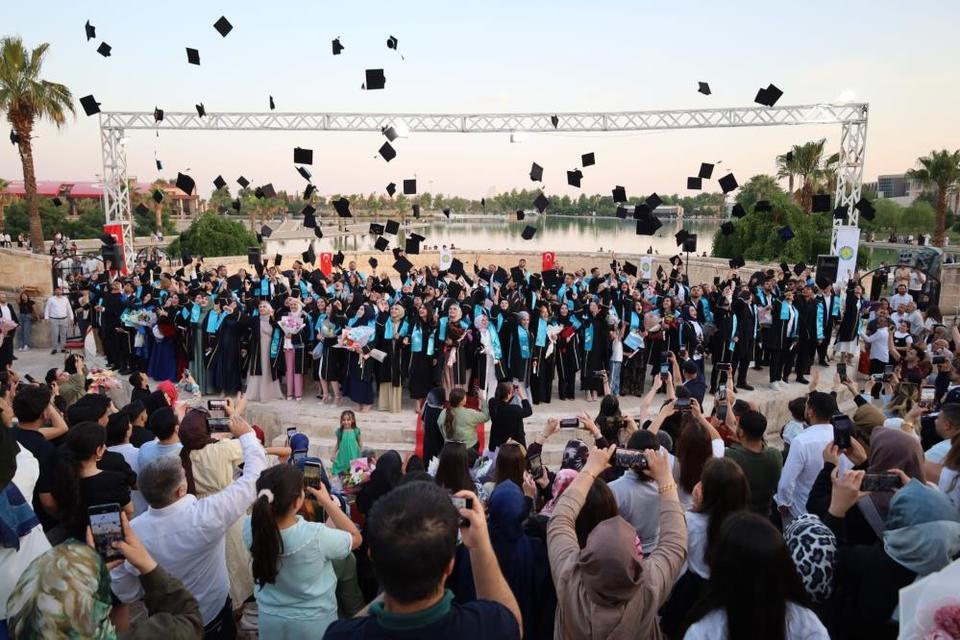 Anne ile oğlu aynı sıradan mezun oldu