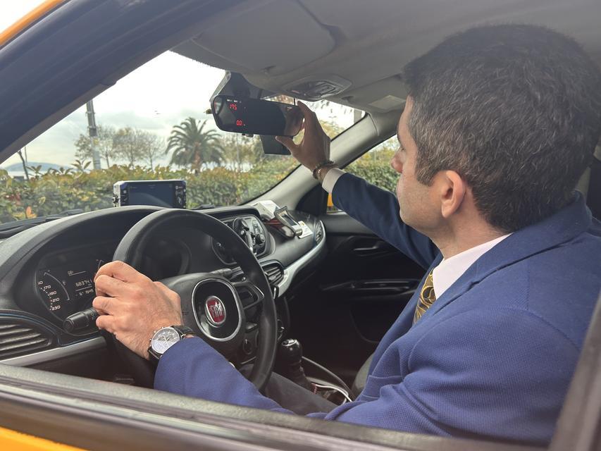 10 YILLIK BEYAZ YAKA İŞİNİ BIRAKTI, 'KRAVATLI TAKSİCİ' OLDU İNSANLARI GÖZLEMLEMEK İÇİN BANKACILIĞI BIRAKTI, KRAVATIYLA DİREKSİYON BAŞINA GEÇTİ