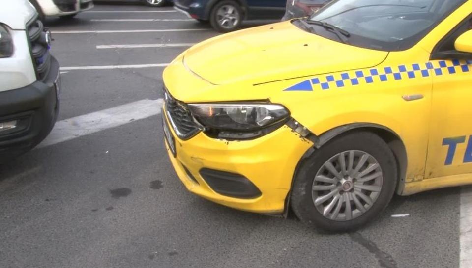 Motosiklet ile taksi çarpıştı