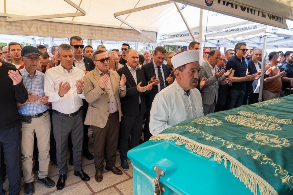 Özgür Özel'in amcası son yolculuğuna uğurlandı