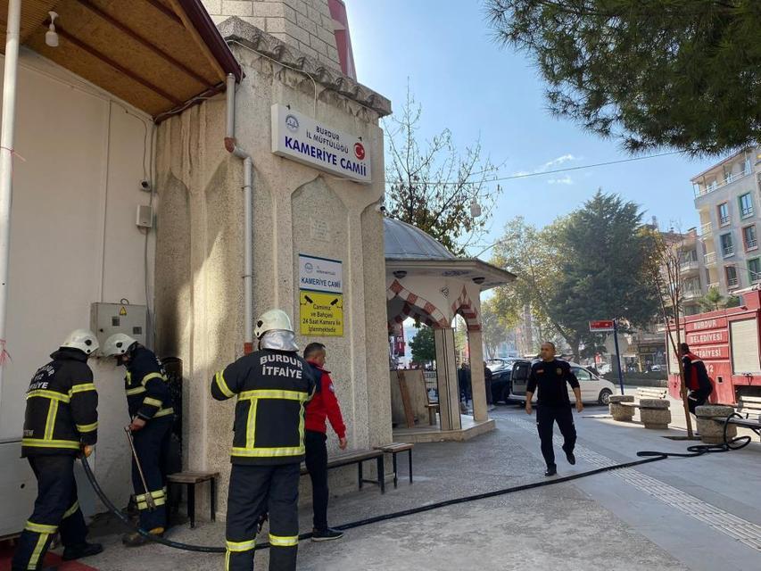 Cami minaresinde yangın korkuttu