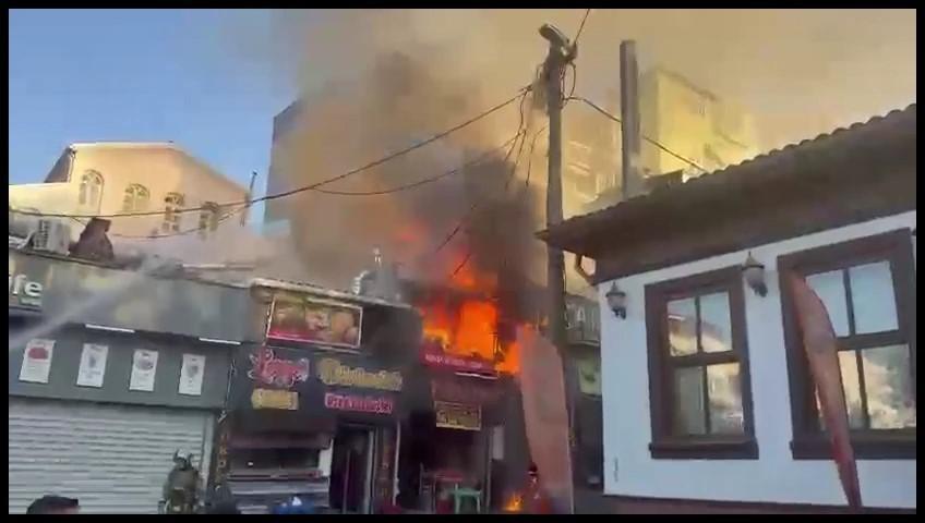 Tarihi semtte çıkan yangın söndürüldü: 5 iş yeri zarar gördü