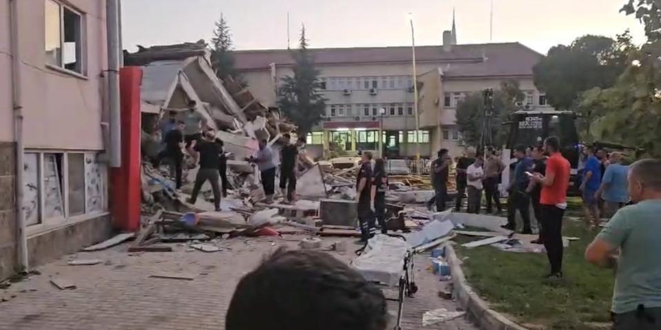 Bir kişi enkazdan sağ çıkarıldı