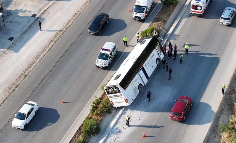 Faciayı yaşadılar! İçinde 34 kişinin bulunduğu yolcu otobüsü devrildi