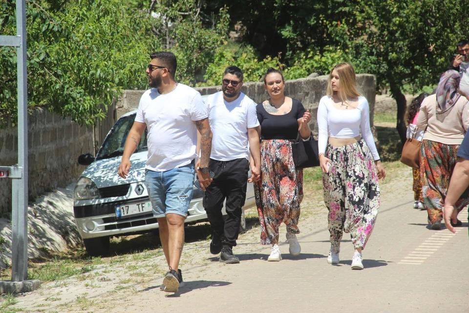 Aşıklar Sokağı'nda gençler kısmetini aradı