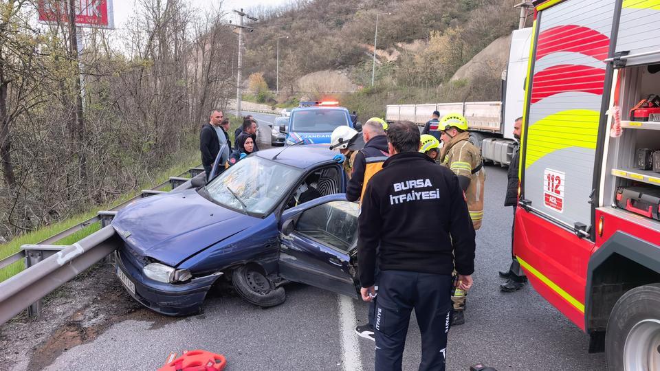 Otomobil bariyerlere çarptı: 2 yaralı