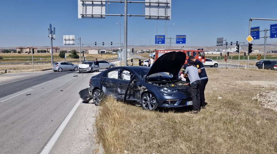 İki otomobil çarpıştı: 5 yaralı