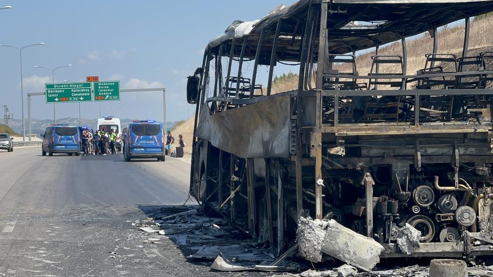 OTOBÜS ALEVLERE TESLİM OLDU: YANGIN OTLUK ALANA SIÇRADI, 41 YOLCU TAHLİYE EDİLDİ OTOBÜS ŞOFÖRÜNÜN BEKLEYİŞİ YÜREKLERİ DAĞLADI OTOYOLDA CAN PAZARI