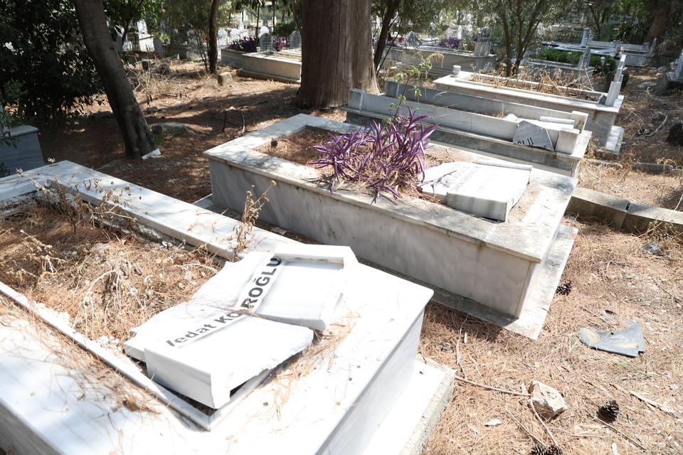 Mezar taşları tahrip edildi