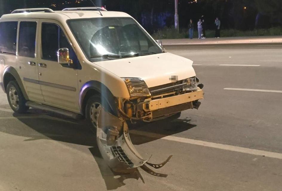 Hafif ticari araçla çarpışan motosiklet sürücüsü hayatını kaybetti