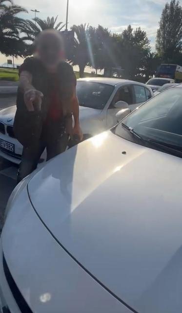 MALTEPE'DE TRAFİKTE DEHŞET: KADIN SÜRÜCÜ, 2 ÇOCUĞUNUN YANINDA SALDIRIYA UĞRADI