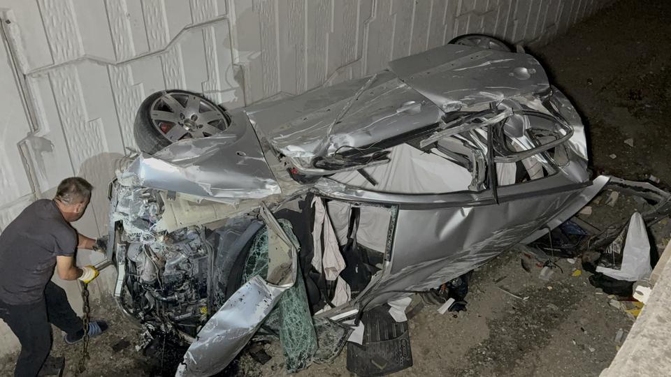 Takla atarak hurdaya dönen otomobilde 2 kişi yaralandı