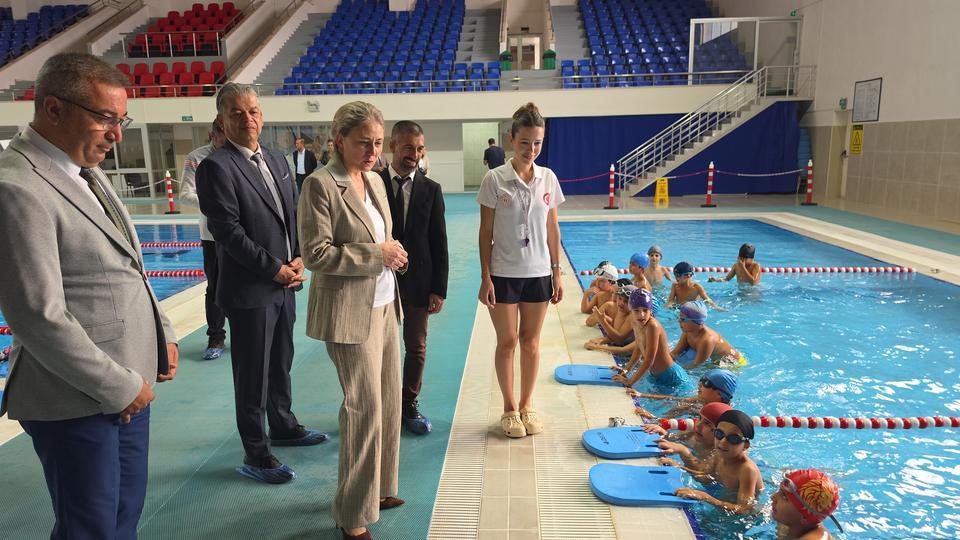 Nazilli'de çocuklar yüzme öğreniyor