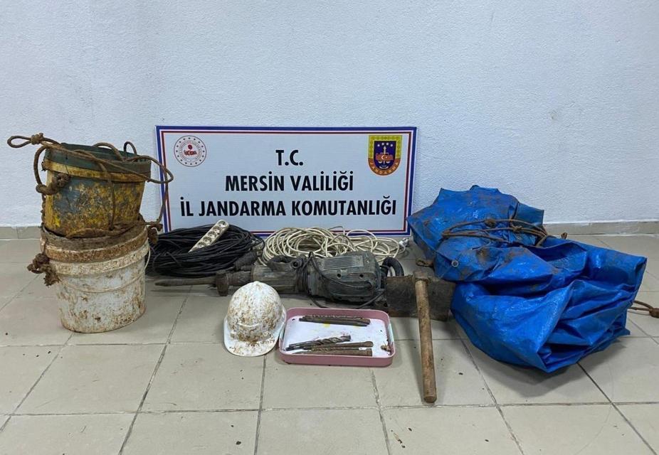 MERSİN'DE 5 KİŞİ DEFİNE ARARKEN SUÇÜSTÜ YAKALANDI