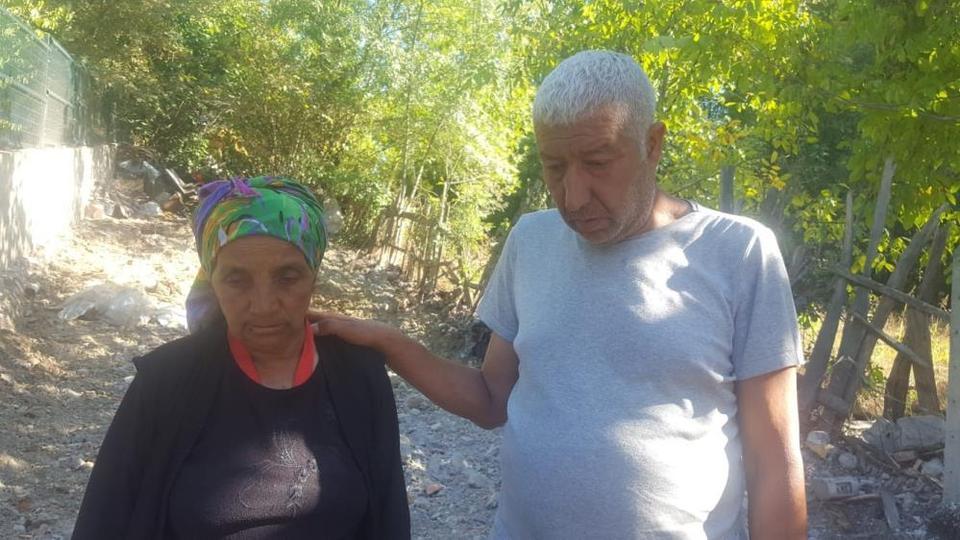 4 kişilik aile yıkılan evlerinin ardından sokakta kaldı