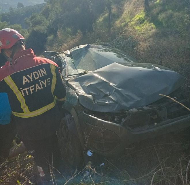 UÇURUMA DEVRİLEN OTOMOBİLİN KADIN SÜRÜCÜSÜ HALAT YARDIMIYLA KURTARILDI