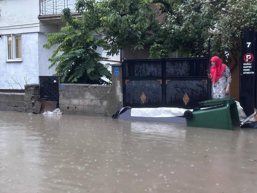 Sağanak sonrası yollar göle döndü