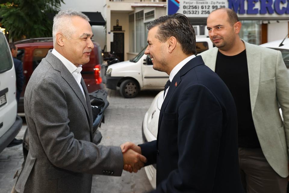 AK Parti ilçe danışma meclisi Kuşadası’nda toplandı