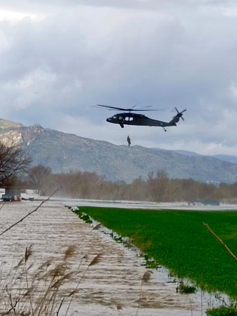 AYDIN'DA SEL MAĞDURU VATANDAŞ HELİKOPTERLE KURTARILDI BİR HAFTA KURTARILMAYI BEKLEDİ